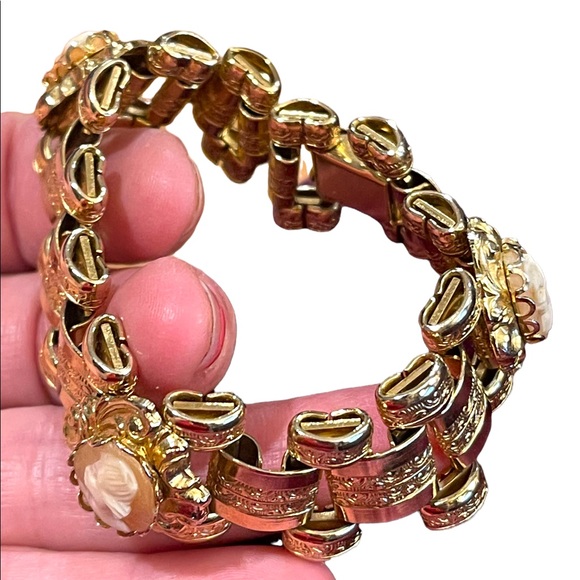 Vintage 1950s Gold shell Cameo Book chain link Fancy bracelet Stunning etching - Picture 8 of 13